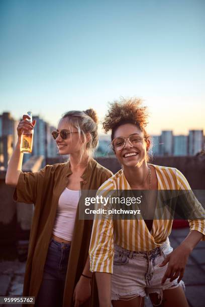tv�å kvinnor som hejar på taket part. - beer summer bildbanksfoton och bilder