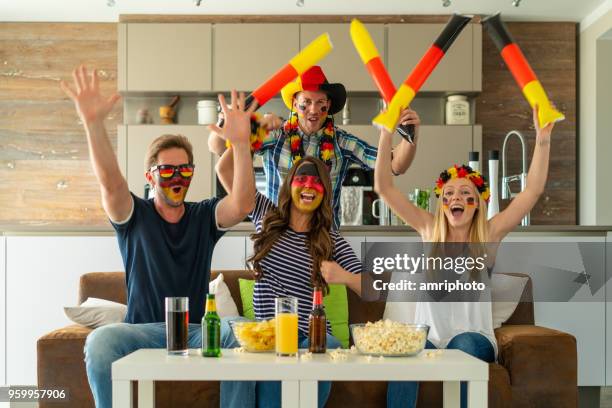 enthousiaste duitse voetbalfans thuis - soccer germany stockfoto's en -beelden