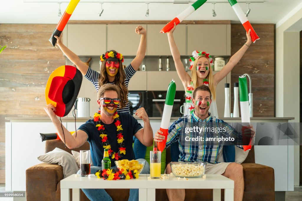 Aufgeregt Fußballfan Paare jubeln vor Fernseher zu Hause