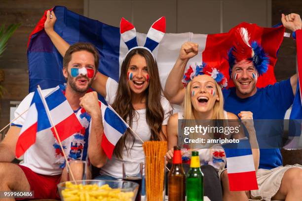 francés divertido los aficionados al fútbol en casa - french football fotografías e imágenes de stock