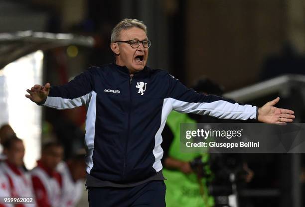 Ivo Pulga head coach of Brescia Calcio during the Serie B match between Ascoli Picchio FC 1898 and Brescia Calcio at Stadio Cino e Lillo Del Duca on...