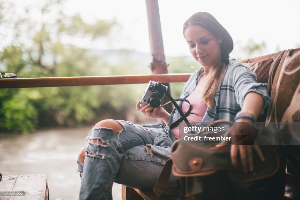 Ung fotograf i caféet