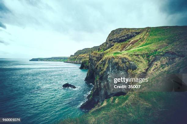 atlantikküste carrick ein rede, nordirland - irish sea stock-fotos und bilder