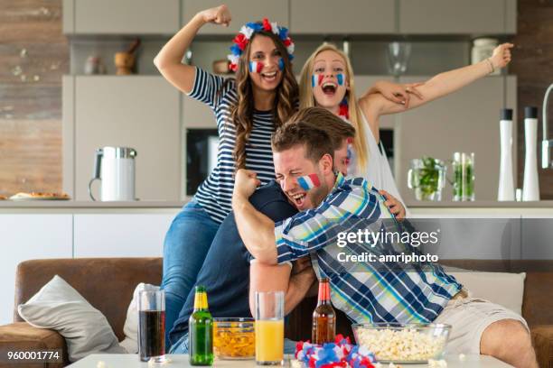 encantados de los aficionados en casa - french football fotografías e imágenes de stock