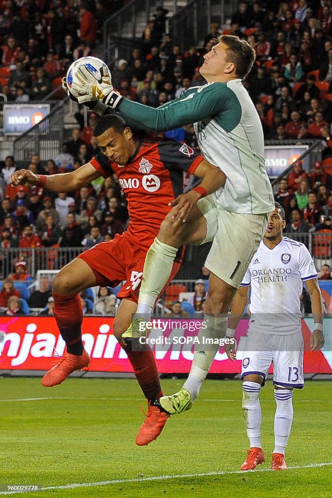 Joe Bendik (R) catched the ball during 2018 MLS Regular...
