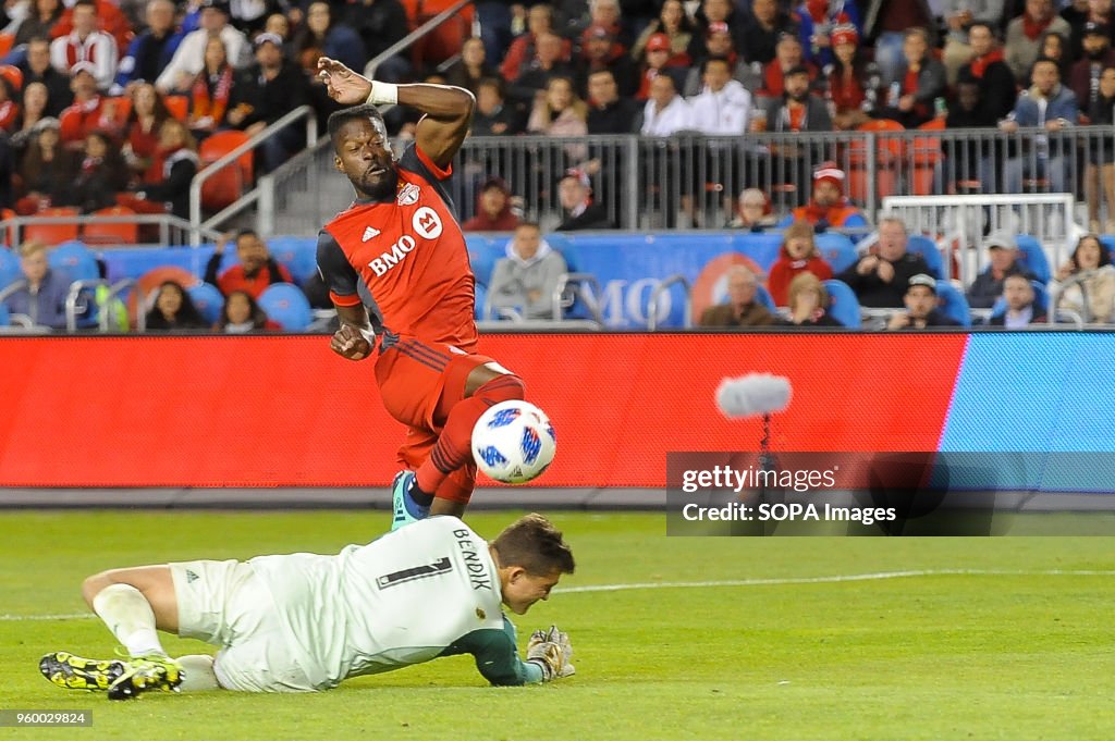 Tosaint Ricketts (87) punches the ball through the...