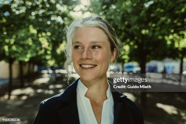 portrait of a cheerful businesswoman. - guido mieth 個照片及圖片檔