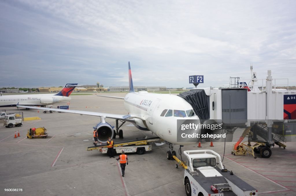 Delta vliegtuig bij de gate Minneapolis-St. Paul International Airport