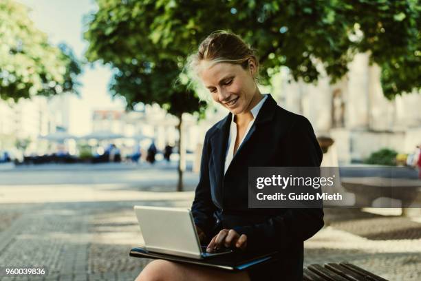 businesswoman working with tablet pc. - guido mieth 個照片及圖片檔