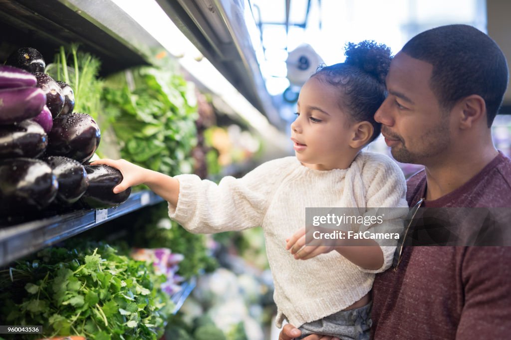 Dad takes his young daughter grocery shopping