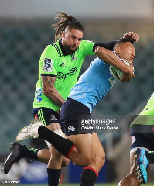 Israel Folau of the Waratahs is tackled by Elliot Dixon of the Highlanders during the round 14 Super Rugby match between the Waratahs and the...