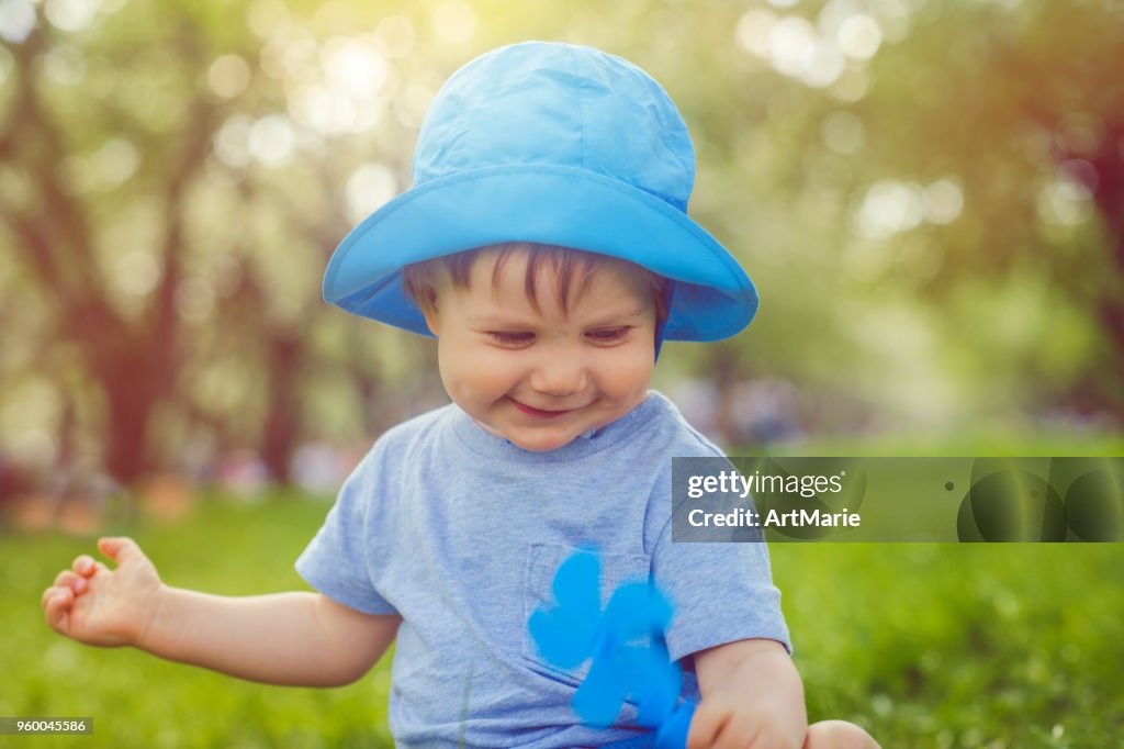 Criança bonita, aproveitando o dia quente de verão