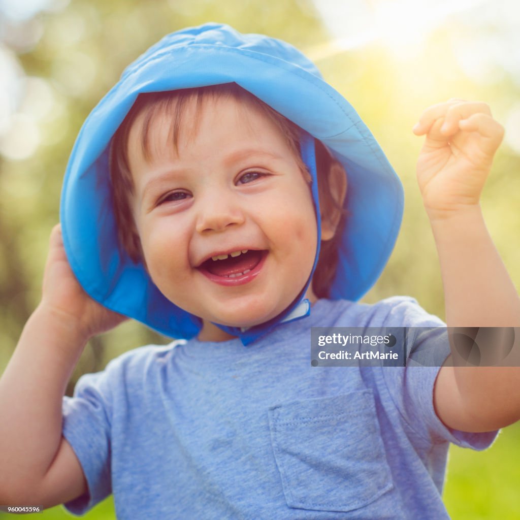 可愛的孩子享受溫暖的夏日