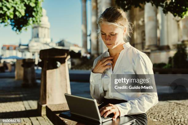 businesswoman working with tablet pc. - guido mieth 個照片及圖片檔