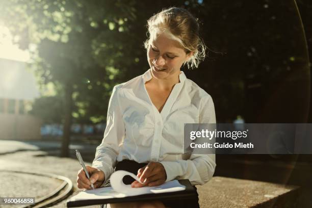 businesswoman working on presentation. - guido mieth - fotografias e filmes do acervo