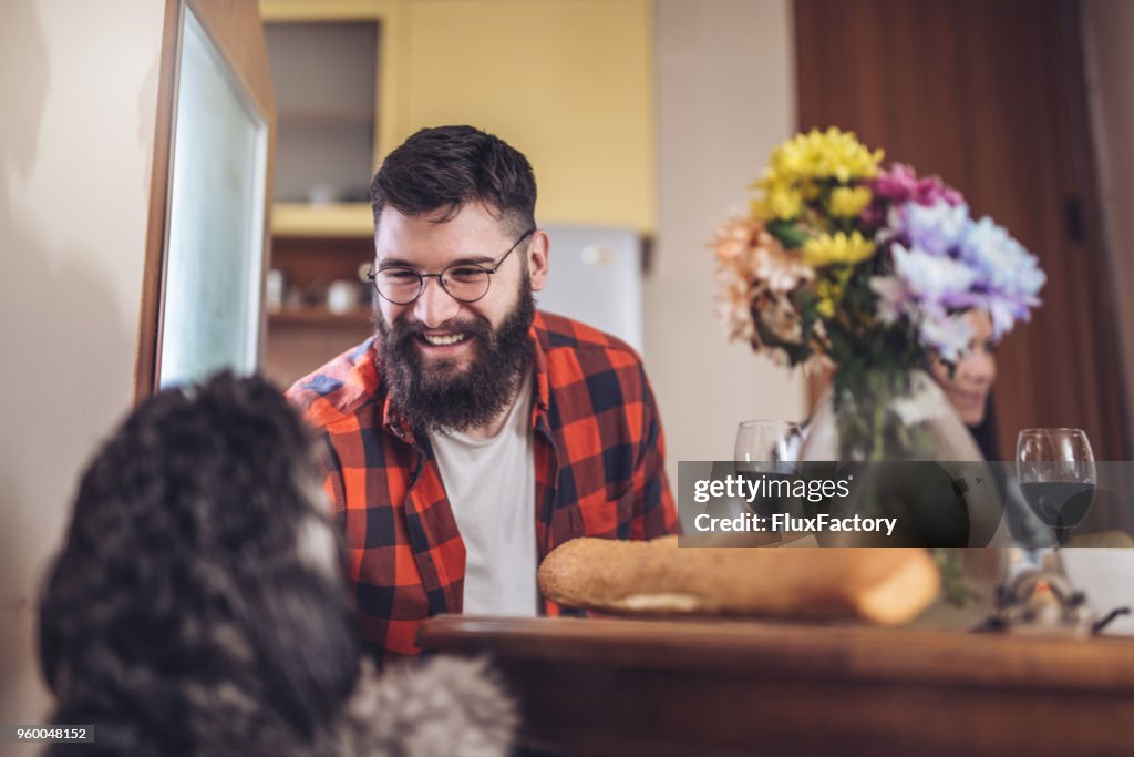 大鬍子男子與他的狗玩
