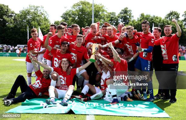 The team of SC Freiburg U19 celebrates after winning the DFB Juniors Cup 2018 Final between 1. FC Kaiserslautern U19 and SC Freiburg U19 at Stadion...