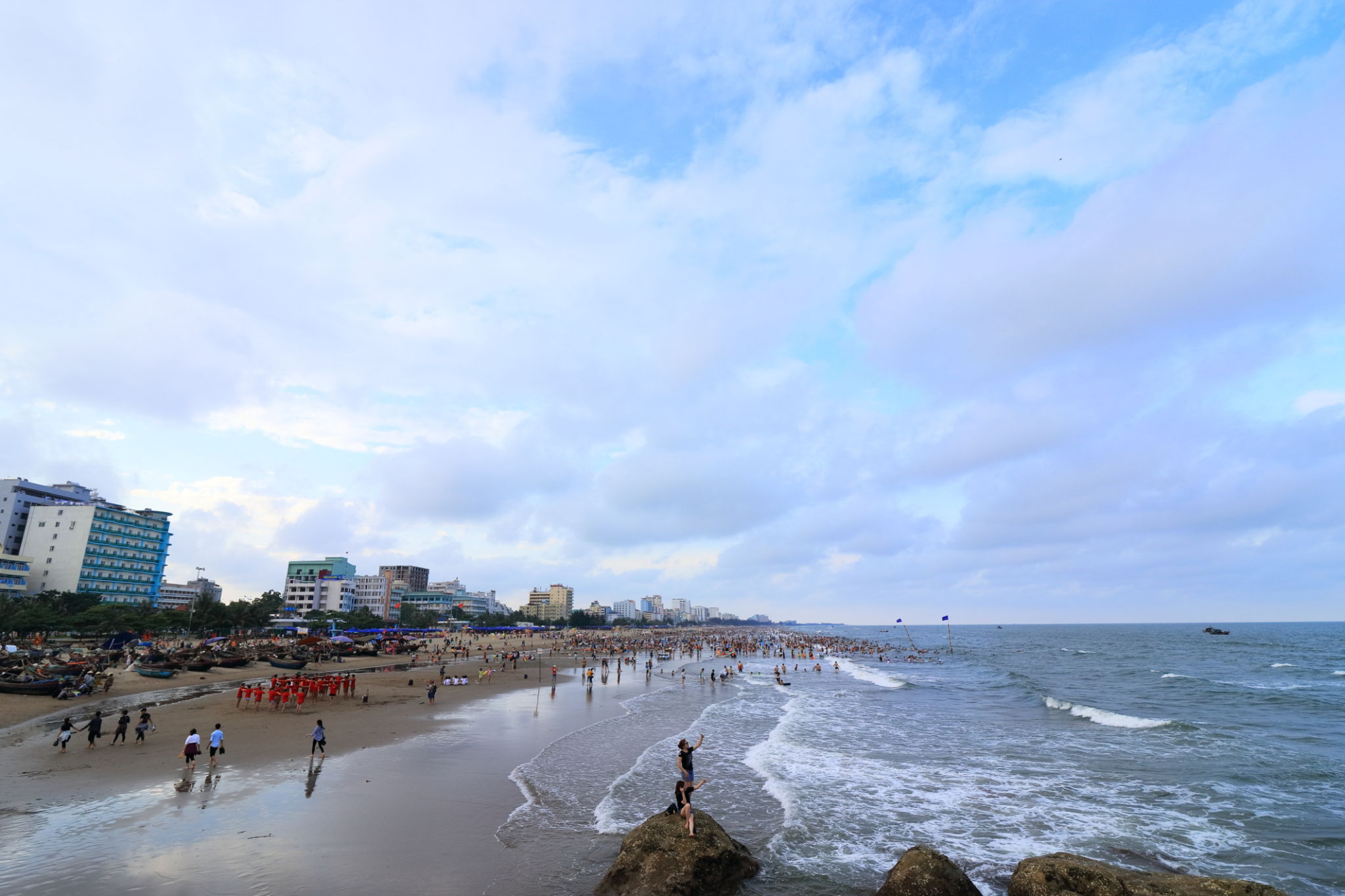 Samson beach in Tsinghua, Vietnam Samson beach in Tsinghua, Vietnam