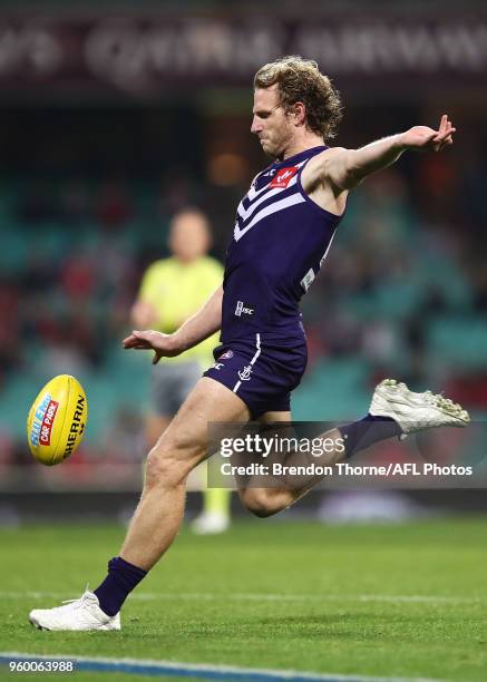 David Mundy of the Dockers kicks during the round nine AFL match between the Sydney Swans and the Fremantle Dockers at Sydney Cricket Ground on May...