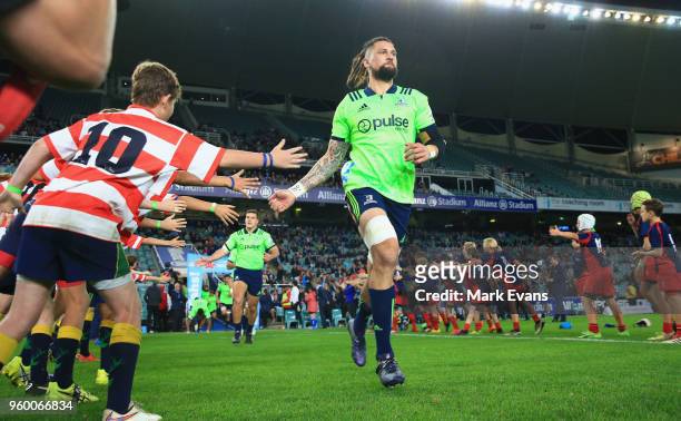 Elliot Dixon of the Highlanders runs out befoe the round 14 Super Rugby match between the Waratahs and the Highlanders at Allianz Stadium on May 19,...