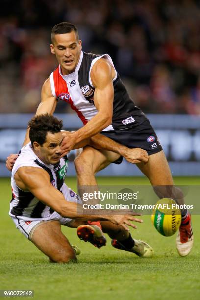 Daniel Wells of the Magpies and Shane Savage of the Saints compete during the round nine AFL match between the St Kilda Saints and the Collingwood...