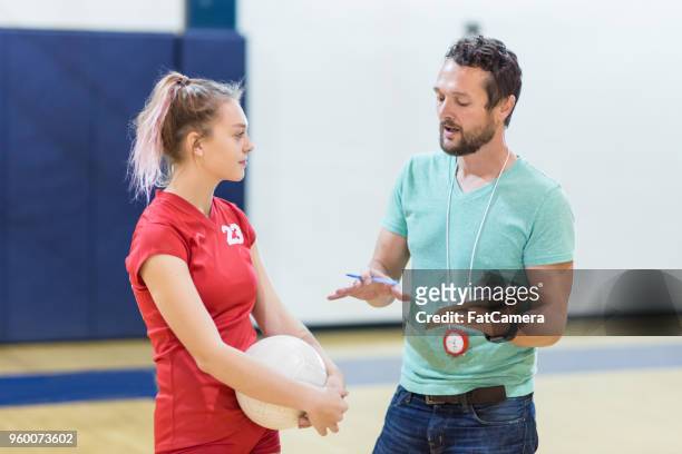 highschool volleybal coach gesprek met één van zijn spelers - high school volleyball stockfoto's en -beelden