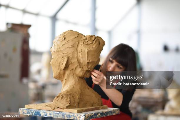 la giovane scultrice sta lavorando nel suo studio - baranozdemir foto e immagini stock