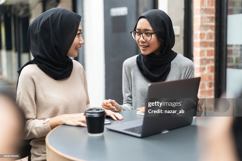 Meisjes dragen hijab project bezig.