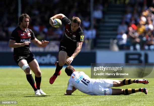 Chris Wyles of Saracens evades Willie Le Roux of Wasps during the Aviva Premiership Semi-Final match between Saracens and Wasps at Allianz Park on...