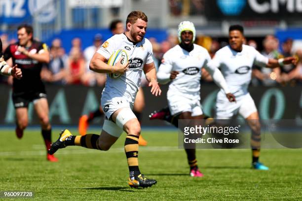 Thomas Young of Wasps on his way to scoring his try during the Aviva Premiership Semi Final between Saracens and Wasps at Allianz Park on May 19,...