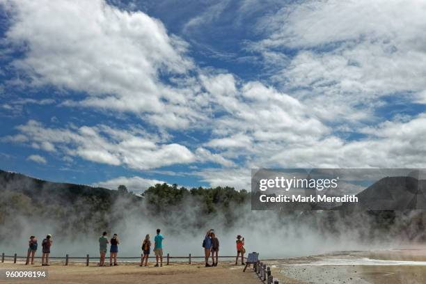 tourists at champagne pool in wai-o-tapu thermal wonderland - waiotapu thermal park stock pictures, royalty-free photos & images