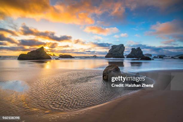 dramática paisagem por do sol na praia de bandon, oregon - stack rock - fotografias e filmes do acervo