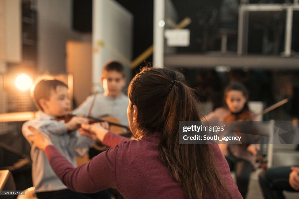 Crianças fazendo música na escola