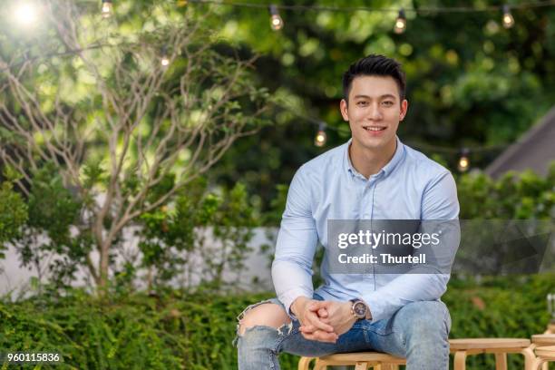 retrato de hombre joven asiático - chicos guapos fotografías e imágenes de stock