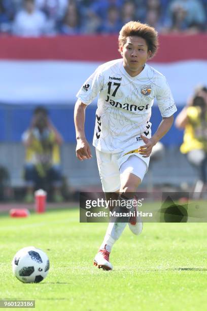 Shogo Nakahara of V-Varen Nagasaki in action during the J.League J1 match between Yokohama F.Marinos and V-Varen Nagasaki at Nissan Stadium on May...