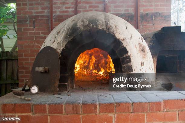 wood fired pizza oven - doug byrnes stock-fotos und bilder