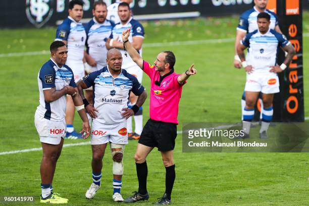 Referre Romain Poite shows a red card to Jody Jenneker of Castres during the French Top 14 Playoffs match between Stade Toulousain and Castres at...