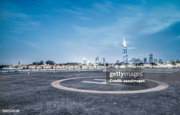 empty helicopter parking in nanjing city - helikopterplatform stockfoto's en -beelden