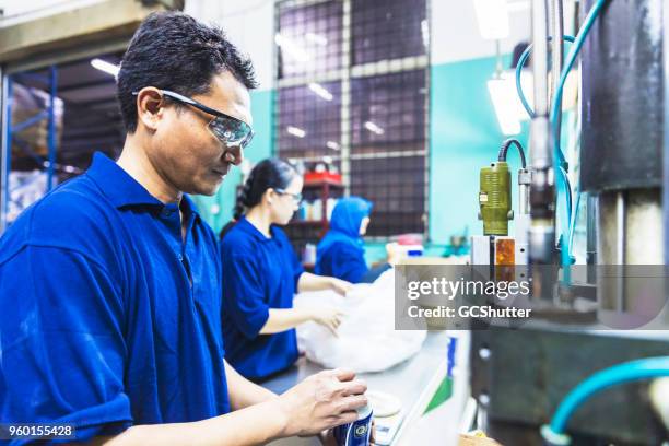 fabriek werknemers die werken als een molen te voltooien hun dagje doelstellingen. - india lab stockfoto's en -beelden