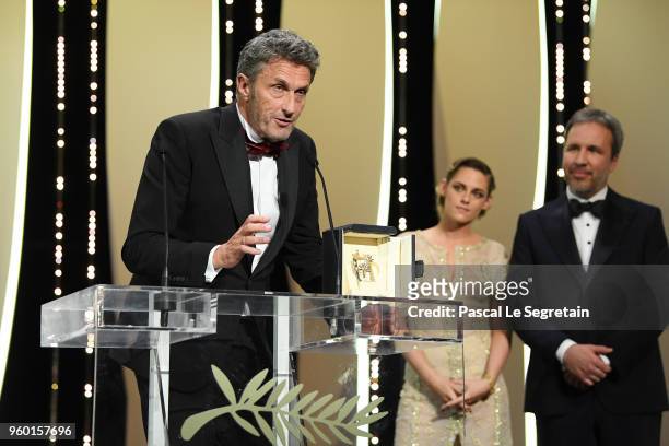 Jury member Kristen Stewart and Denis Villeneuve look as Director Pawel Pawlikowski receives the Best Director award for 'Cold War' on stage during...
