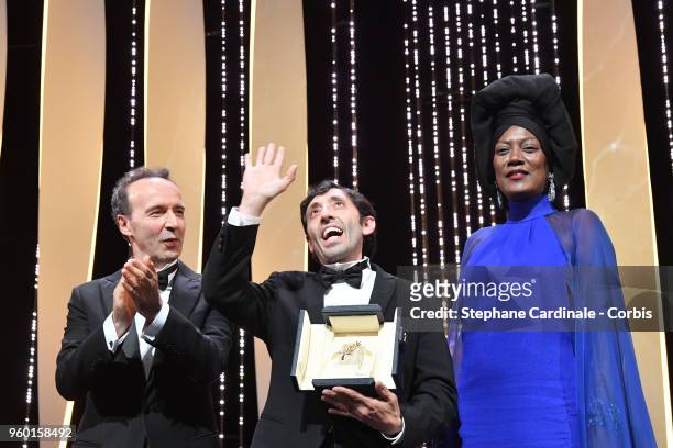 Roberto Benigni and Jury member Khadja Nin stand by as actor Marcello Fonte receives the Best Actor award for his role in 'Dogman' on stage during...