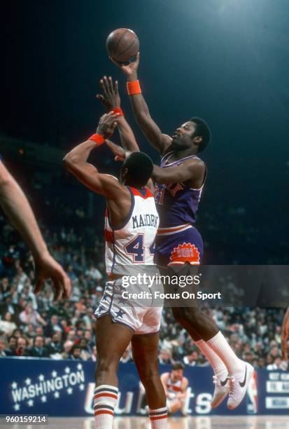 Truck Robinson of the Phoenix Suns shoots over Rick Mahorn of the Washington Bullets during an NBA basketball game circa 1981 at the Capital Centre...