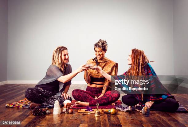 las mujeres beber cacao beben alimento super chocolate crudo - ceremonia fotografías e imágenes de stock