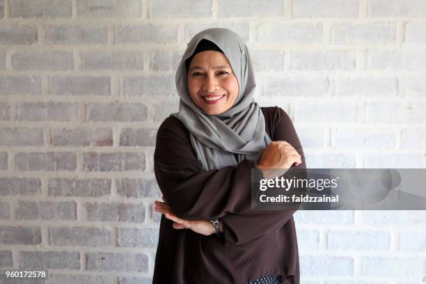 une femme musulmane adulte confiante en hijab - voile religieux photos et images de collection