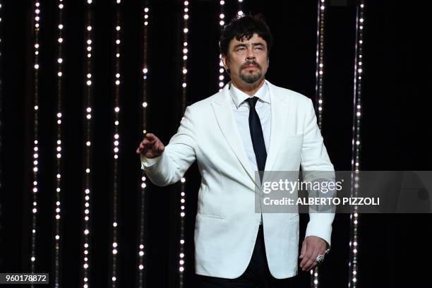 Puerto Rican actor and President of the Un Certain Regard jury Benicio Del Toro arrives on stage on May 19, 2018 to award the Grand Prix during the...