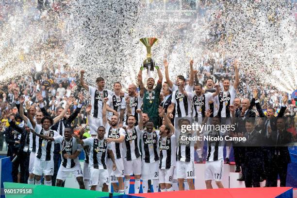 Players of Juventus celebrate with the Italian League's trophy during a ceremony following the Italian Serie A football match between Juventus FC and...