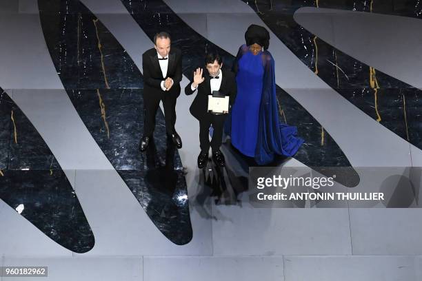 Italian actor Marcello Fonte poses on stage with Italian actor Roberto Benigni and Burundian singer and member of the Feature Film Jury Khadja Nin...