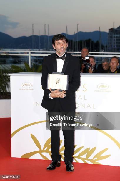 Actor Marcello Fonte poses with the Best Actor award for his role in 'Dogman' at the photocall the Palme D'Or Winner during the 71st annual Cannes...