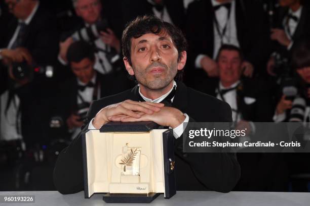 Actor Marcello Fonte poses with the Best Actor award for his role in 'Dogman' at the photocall the Palme D'Or Winner during the 71st annual Cannes...