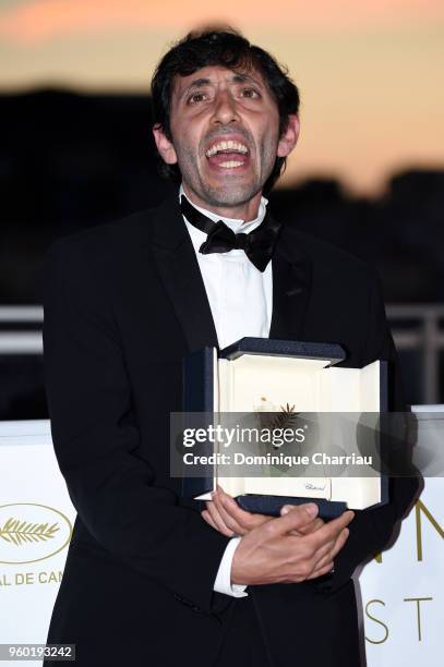 Actor Marcello Fonte poses with the Best Actor award for his role in 'Dogman' at the photocall the Palme D'Or Winner during the 71st annual Cannes...